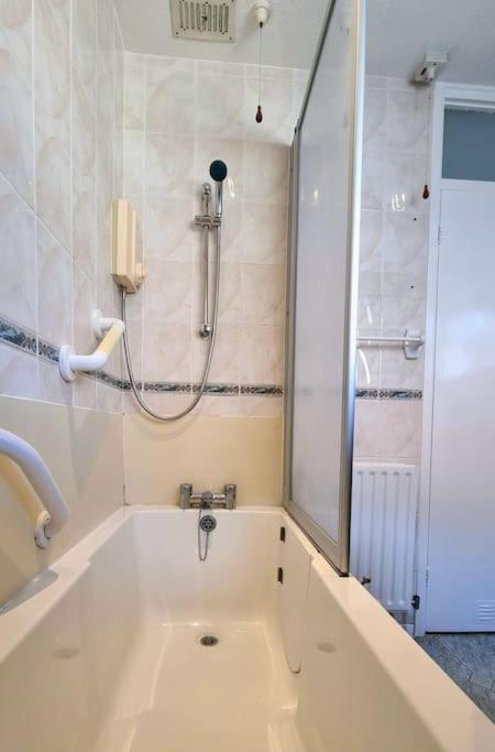 Spacious 2 Bed Bungalow Enfield Zewnętrze zdjęcie