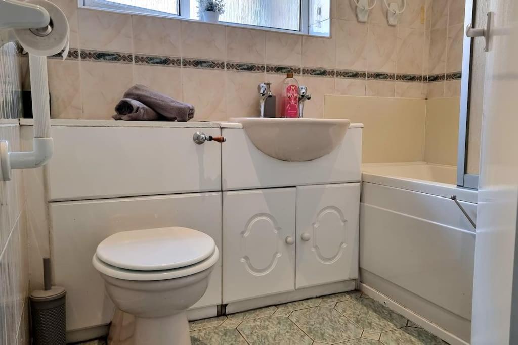 Spacious 2 Bed Bungalow Enfield Zewnętrze zdjęcie