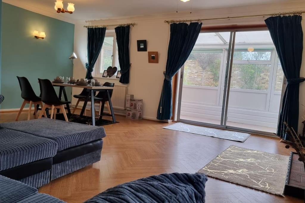 Spacious 2 Bed Bungalow Enfield Zewnętrze zdjęcie